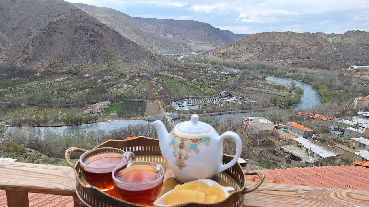 اقامتگاه در حجت آباد چادگان (تاج محل زاینده رود)